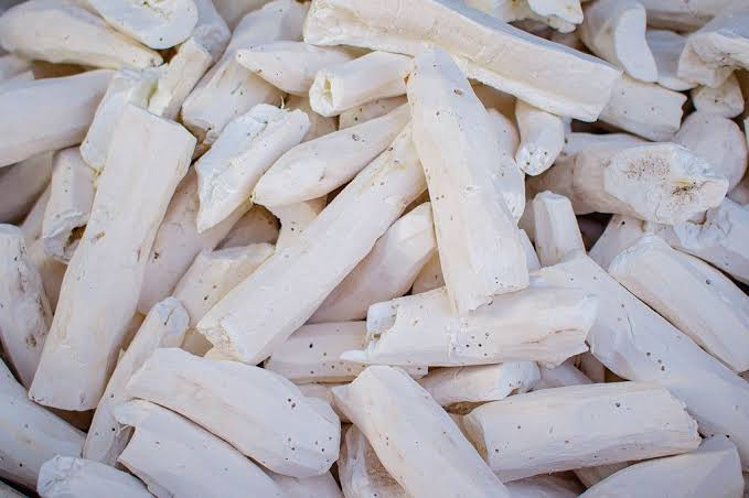1kg of dried peeled cassava roots